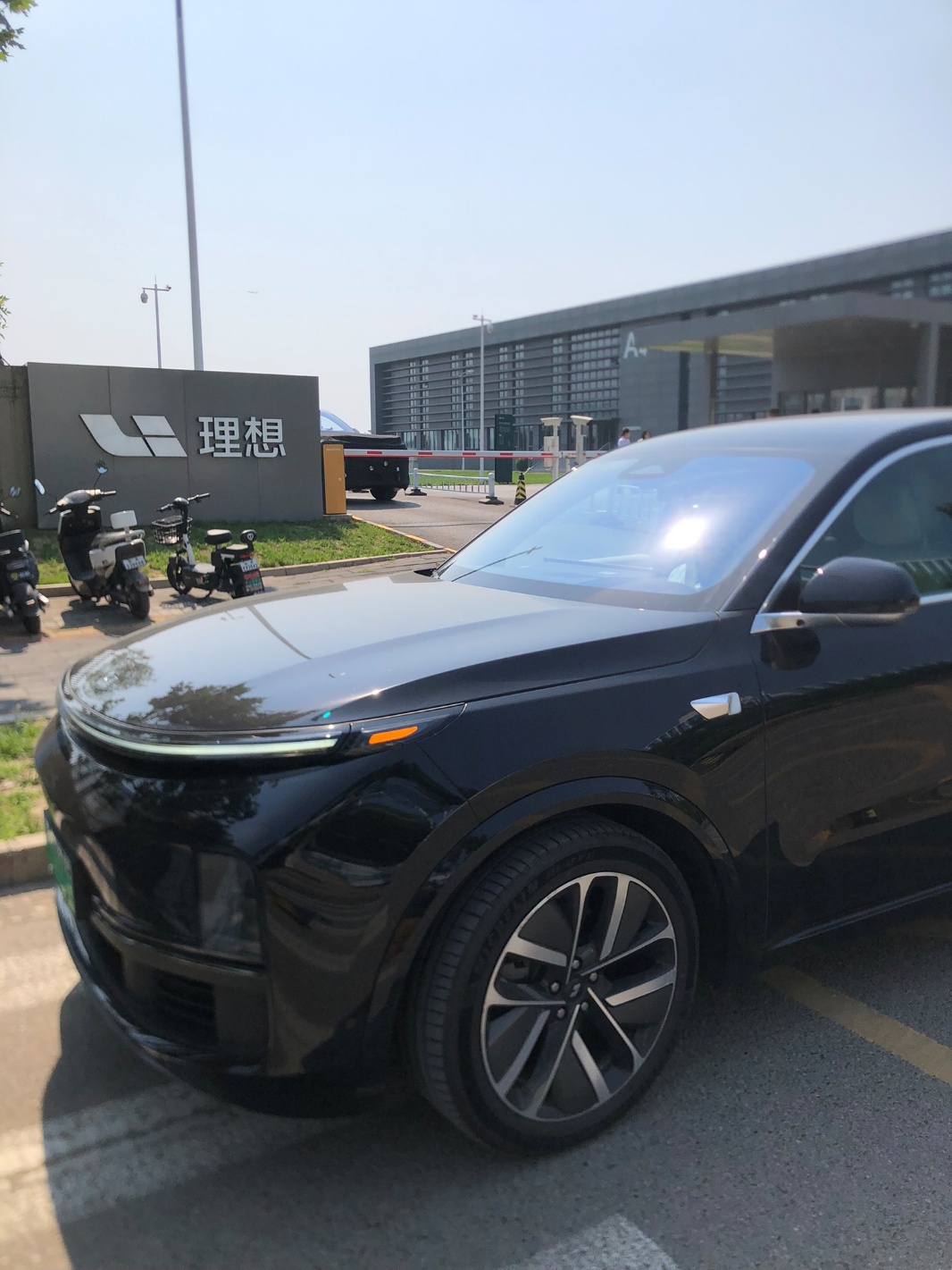 Vehicle photograph accompanying the China technical-coordination section · supplied document